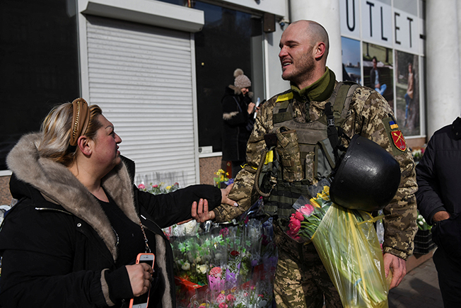 Soldaţii care apără oraşul Odesa oferă flori de Ziua Internaţională a Femeii