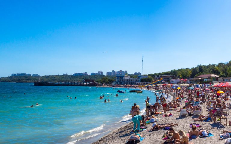 Mai multe plaje din Odesa, deschise oficial pentru înot, o premieră de la invazia rusă