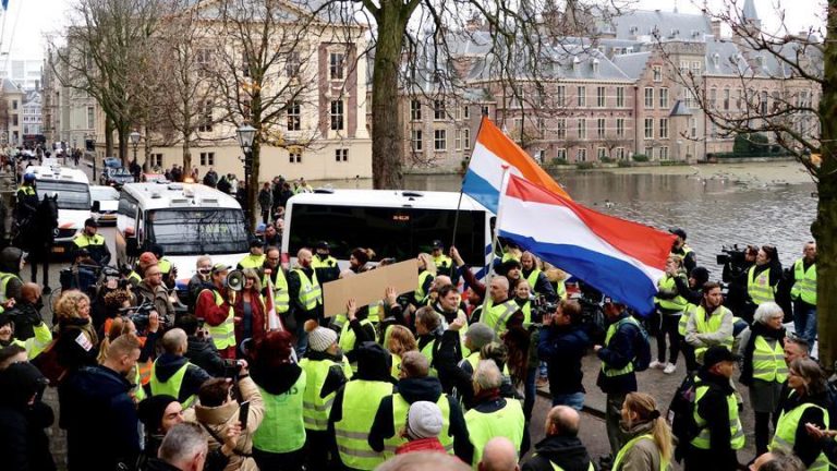 Confruntări vionelte în Olanda în cursul unui protest al mişcării “Vestele galbene”