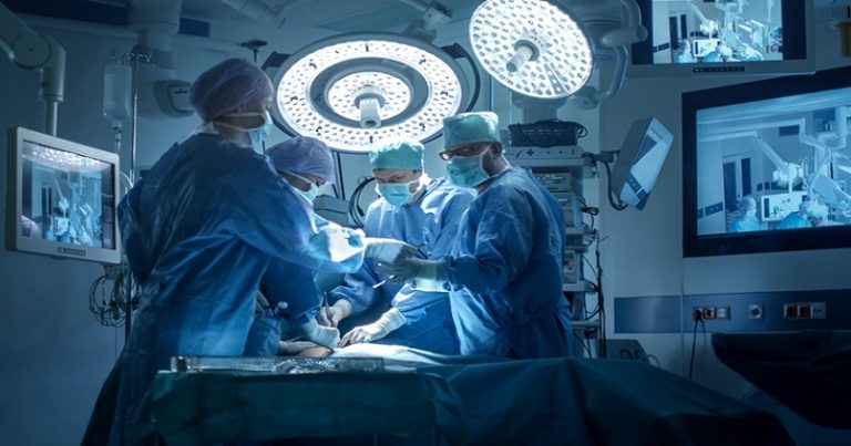 Un chirurg de top din Marea Britanie și-a lăsat o amprentă bizară asupra unei operații de urgență: inițialele sale