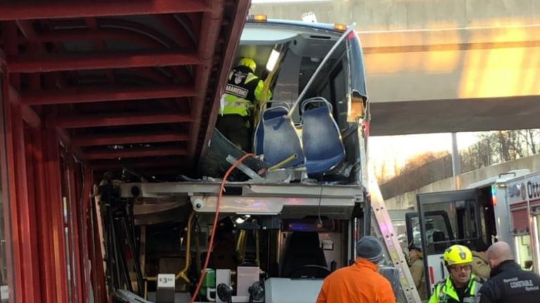 Trei morţi şi 23 răniţi într-un accident de autobuz la Ottawa