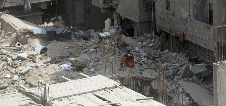 Cel puţin 14 cadavre scoase de sub dărâmături după prăbuşirea unei clădiri rezidenţiale în sudul Pakistanului