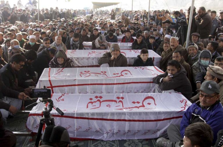 Sute de oameni au participat la funeraliile celor 11 mineri şiiţi ucişi de islamişti în Pakistan