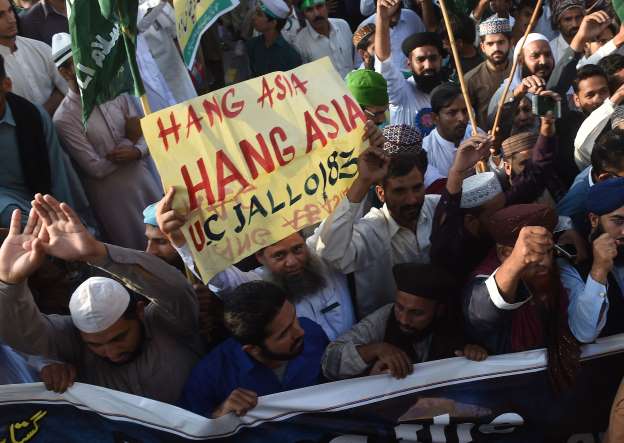 Sute de arestări în Pakistan după protestele islamiştilor ce au urmat achitării unei femei creştine condamnată la moarte pentru blasfemie