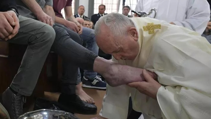 Papa a spălat în Joia Mare picioarele a 12 tineri deținuți, într-o închisoare pentru minori din Roma