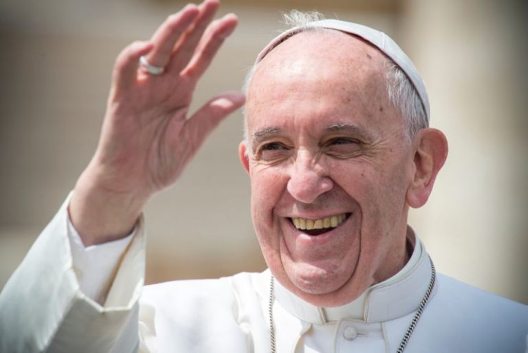 Papa Francisc doreşte ca steaua de pe catedrala Sagrada Familia să lumineze calea tuturor oamenilor spre iubire