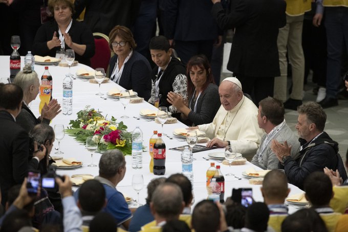 Papa Francisc a luat prânzul alături de 1.500 de persoane nevoiaşe