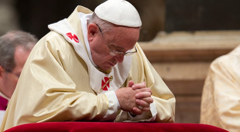 Papa Francisc a aprins o lumânare pentru instaurarea păcii în Siria şi în întreaga lume