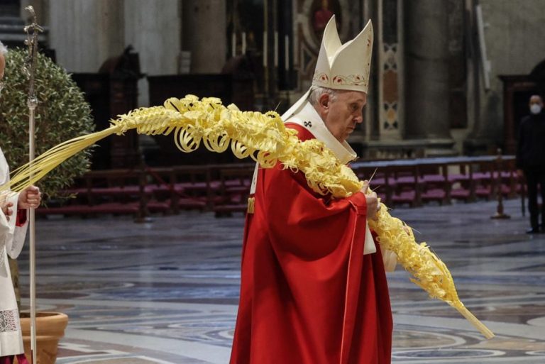 Papa Francisc participă la slujba din Duminica Floriilor, în Piaţa Sfântul Petru, la o zi după externare