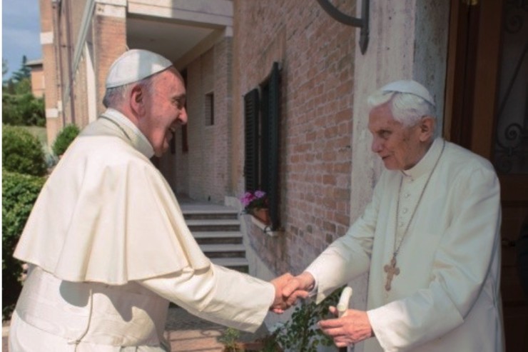 Papa Francisc l-a vizitat pe papa Benedict al o XVI-lea la o mânăstire pentru a-l felicita de Paşti