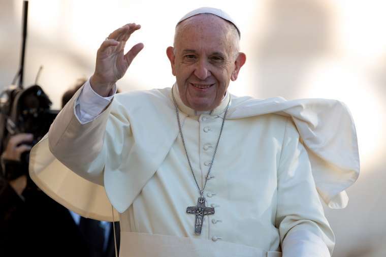 Papa Francisc a celebrat Sfânta Liturghie în afara Vaticanului, în prezenţa unor deţinuţi şi refugiaţi
