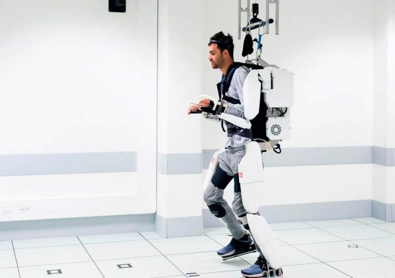 Un bărbat paralizat a reuşit să meargă folosind un costum robotizat controlat de creier