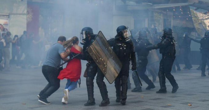 Poliţia franceză a folosit grenade cu gaze lacrimogene contra ‘vestelor galbene’ la Paris – VIDEO