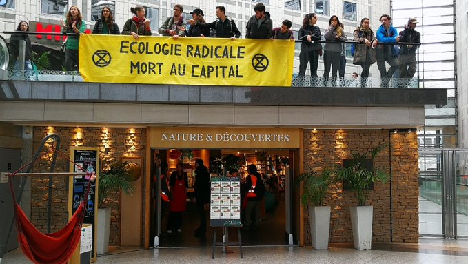 Sute de protestatari au ocupat un centru comercial din sud-estul Parisului
