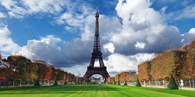 Parizienii au luat cu asalt parcurile, după aproape 11 săptămâni de restricţii