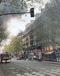 Un nor gros de fum negru deasupra Parisului, după ce un autobuz a luat foc în centrul oraşului