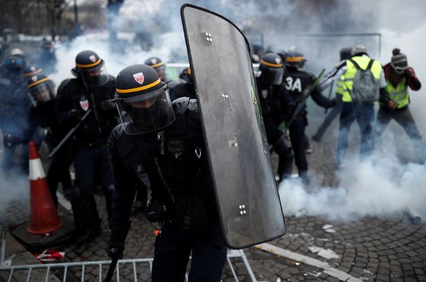 Proteste violente la Paris de 1 mai – Cel puțin 200 de persoane au fost reținute și peste 12.500 au fost percheziționate (FOTO/VIDEO)