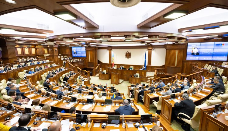 Parlamentul se întrunește mâine în ședință plenară