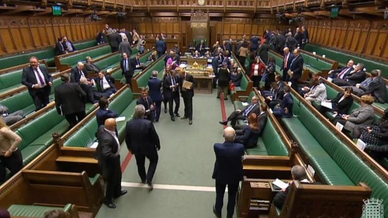Parlamentul britanic a respins amendamentul care solicită guvernului britanic să excludă o ieşire din UE fără un acord