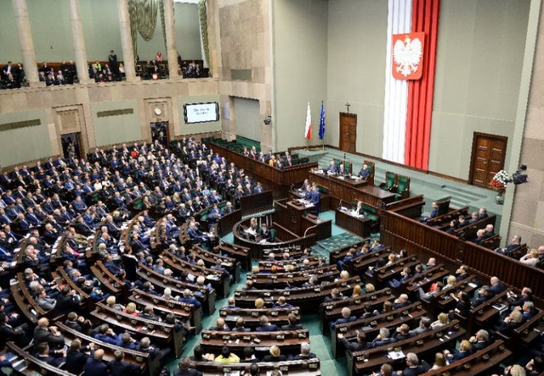 Parlamentul polonez adoptă un proiect de lege asupra influenţei ruse, văzută de opoziţie ca o vânătoare de vrăjitoare