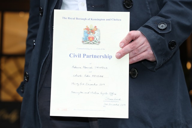Primele parteneriate civile pentru cuplurile mixte în Marea Britanie