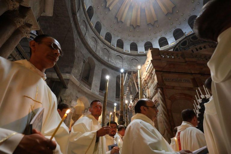 Slujbe dedicate sărbătorii pascale pentru credincioşii catolici, în transmisiuni online până duminică