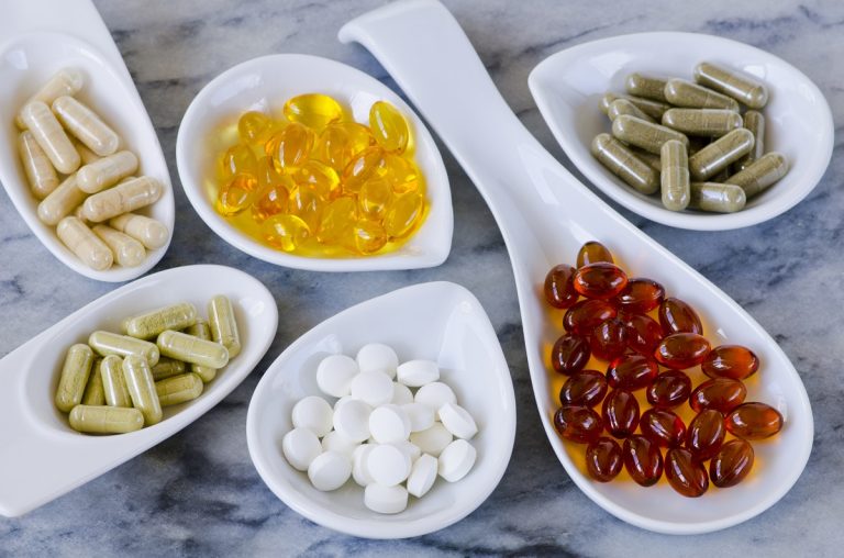 Supradoză de vitamine: 5 suplimente alimentare care îți pot face mai mult rău decât bine
