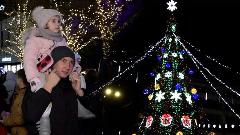 Startul sărbătorilor de iarnă a fost dat și la Bălți. A fost inaugurat pomul de Crăciun