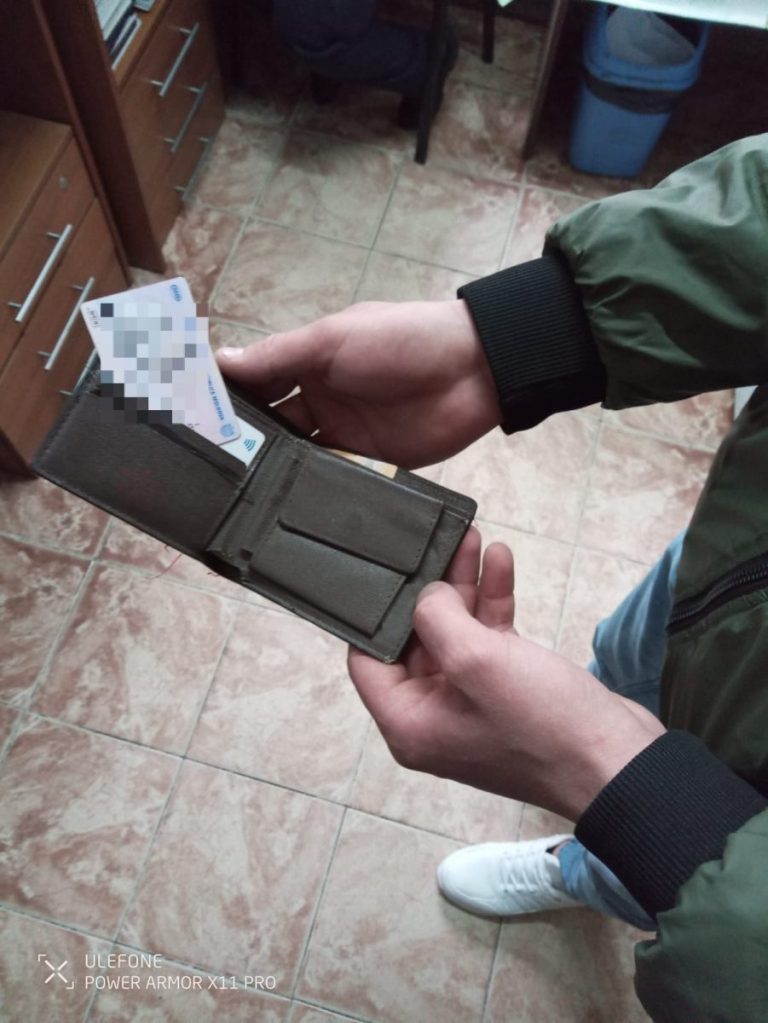 Un român care a cumpărat de pe Facebook un permis fals de conducere s-a dus la poliție să-l reînnoiască