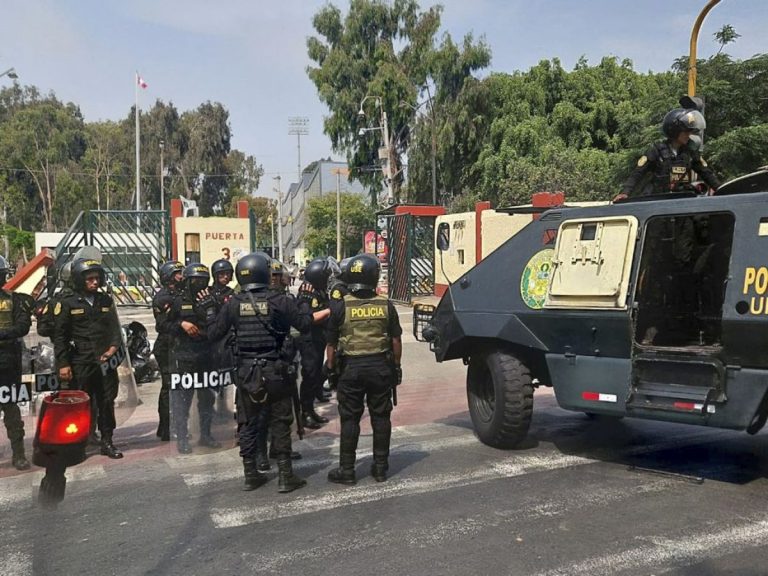 Zeci de polițiști au făcut un raid violent la o universitate din Lima