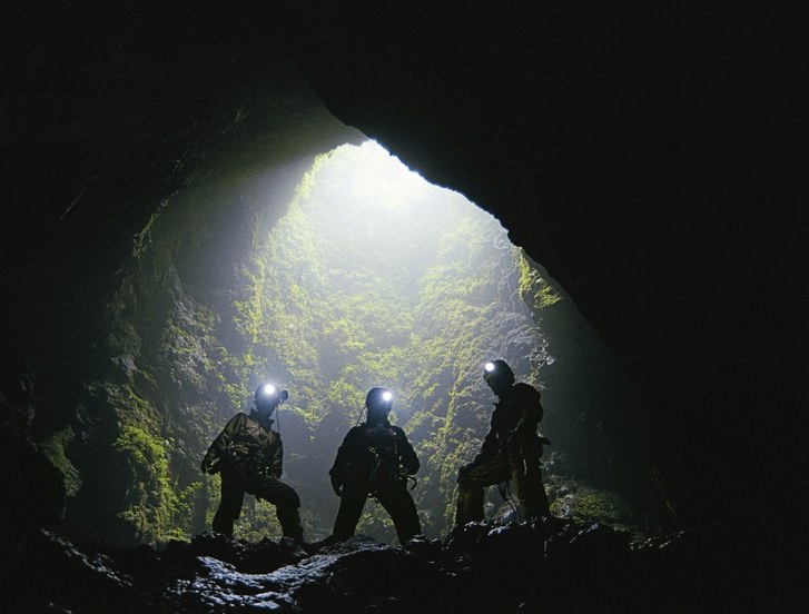 Căutări intensive după ce doi speologi au rămas blocaţi într-o peşteră din Munţii Tatra din Polonia