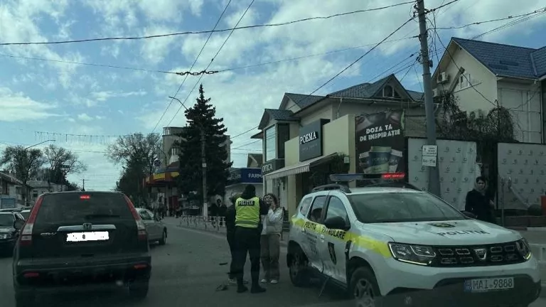 VIDEO/ Accident cu implicarea mașinii de poliție în centrul orașului Bălți