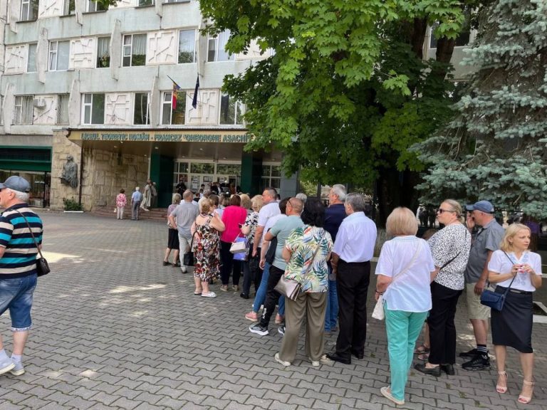Cozi la secțiile de votare din Chișinău. Oamenii stau minute în șir pentru a vota viitorii deputați din parlamentul european