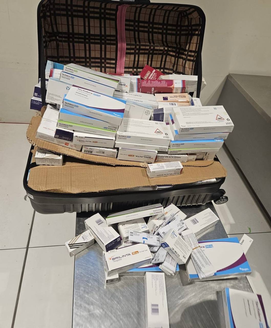 FOTO/ Un cetățean ucrainean, documentat pentru tentativa de introducere ilegală a unui lot de medicamente 1 photo 1 2024 12 28 16 21 28