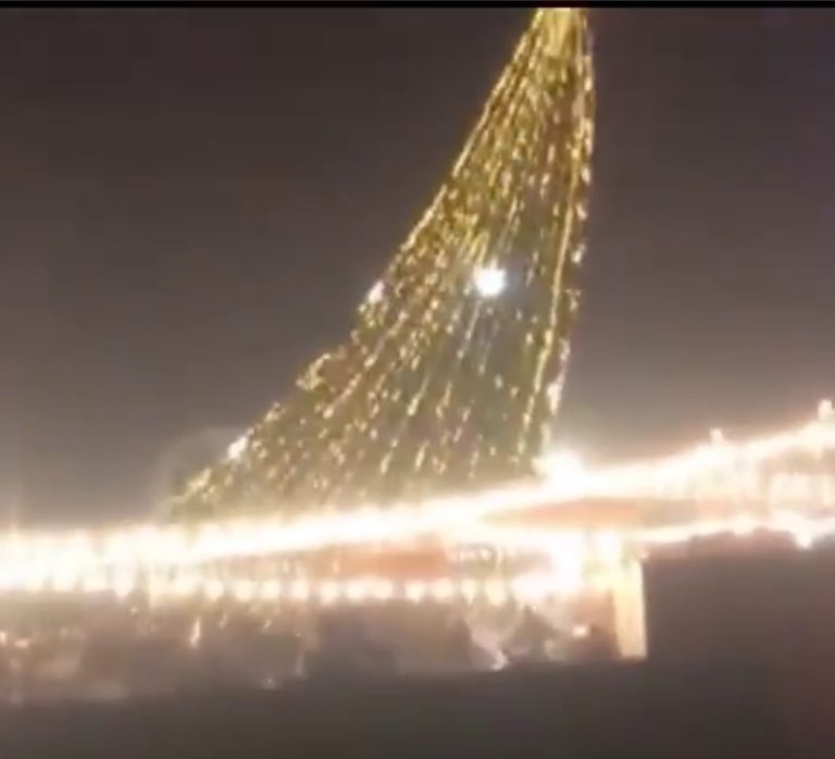 VIDEO/ Într-un oraș din Azerbaidjan, în timpul sărbătorii, bradul inaugurat a căzut jos