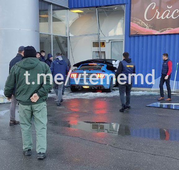 Un șofer a intrat cu mașina într-un supermarket din Chișinău