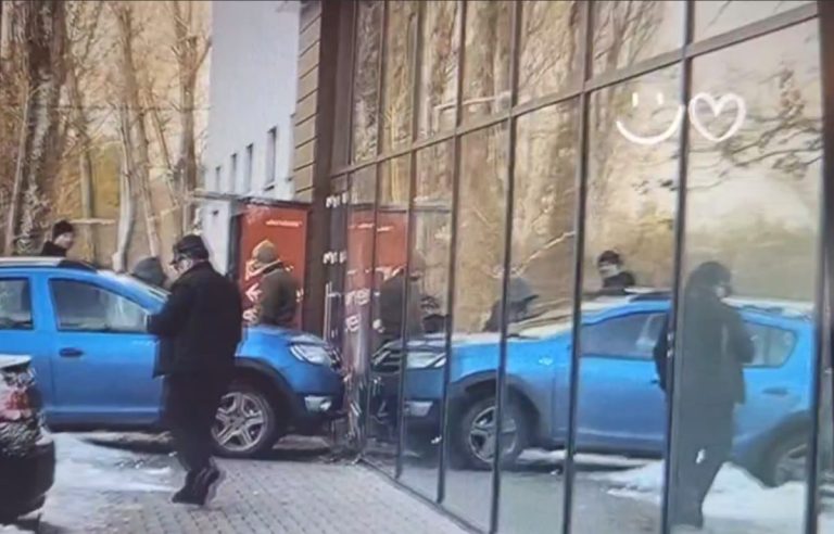 A șofer a ajuns cu automobilul într-un supermarket din Chișinău, după ce a pierdut controlul volanului din cauza poleiului