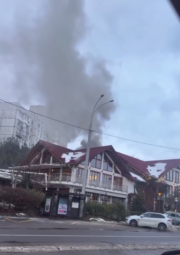 Un restaurant din Chișinău a luat foc. Pompierii au ajuns la fața locului