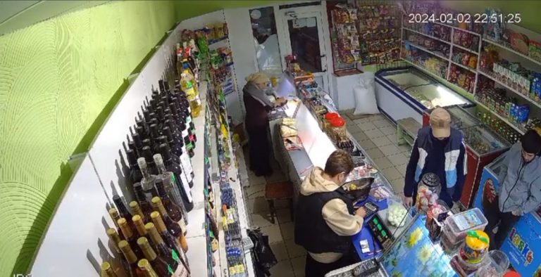 VIDEO/ Doi indivizi din Bender și-au umplut sacoșa cu de toate și au ieșit din magazin fără să achite