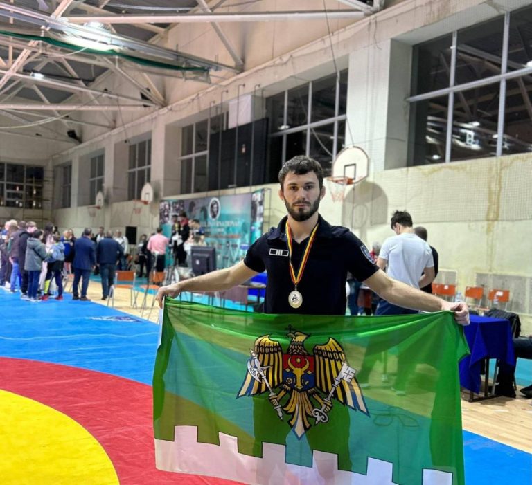 Sportivul moldovean Veniamin Borzin obține argintul la un Turneu Internațional de lupte libere, desfășurat la Chișinău