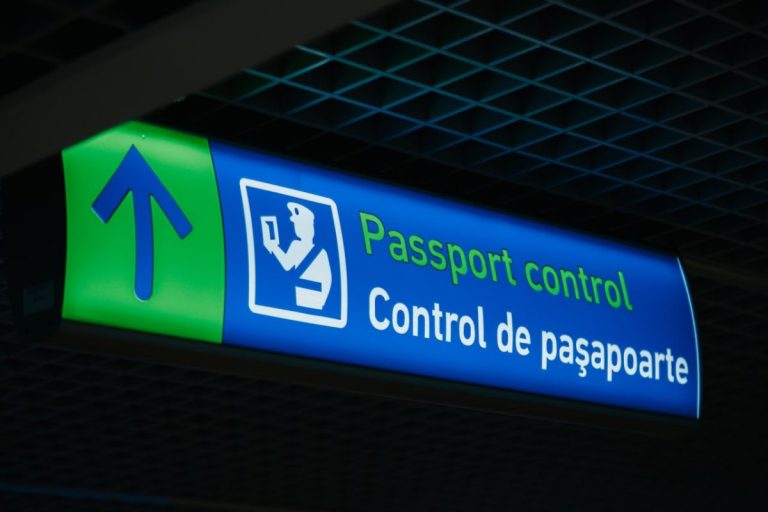 Doi călători descoperiți cu acte falsificate, la controlul suplimentar de la Aeroportul Internațional Chișinău
