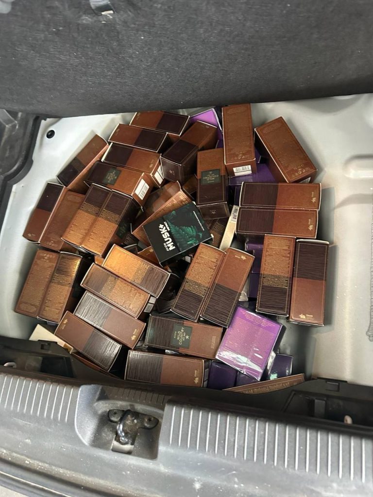 FOTO/VIDEO: La vamă, o nerezidentă, în vârstă de 35 de ani, a“uitat” să declare un lot comercial de parfumuri