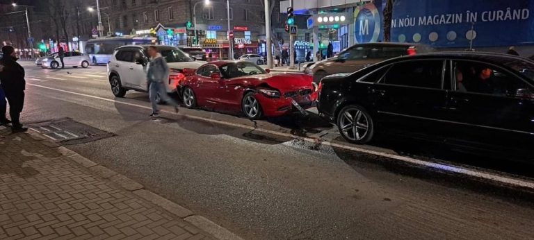 VIDEO/ Carambol în capitală. Cinci autoturisme, implicate într-un accident rutier pe bulevardul Ștefan cel Mare