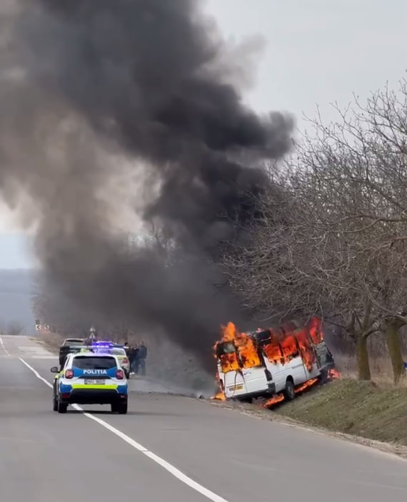 ULTIMA ORĂ. VIDEO/ Un autocar a luat foc pe traseul Anenii Noi-Mirnoe