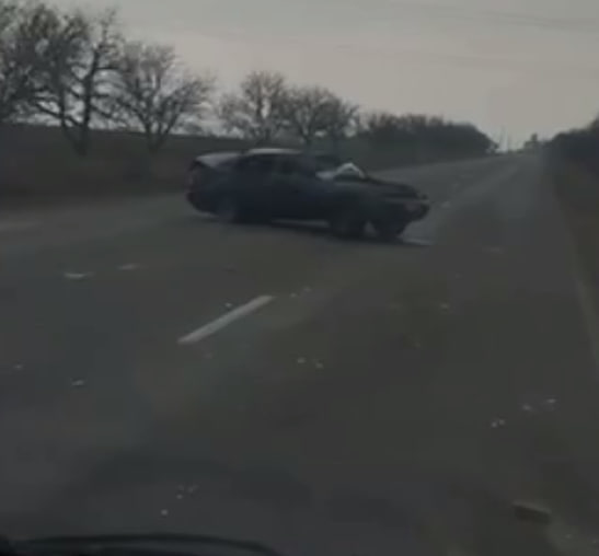 VIDEO/ Un tânăr de 20 de ani, s-a ales cu câteva vânătăi după ce automobilul acestuia s-a răsturnat