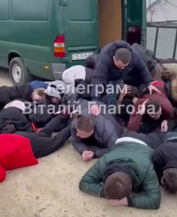 VIDEO/ 34 de ucraineni au fost încărcați într-un microbuz marfar, pentru a scăpa de mobilizarea din Ucraina. Au plătit 10 mii de euro pentru a fi transportați în România