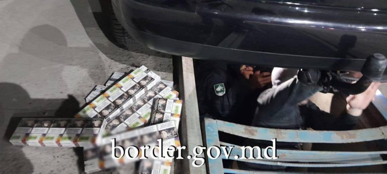 FOTO/ A ascuns 5000 de țigări în mașină și a pornit spre Europa; Tânărul a rămas fără automobil la vamă și s-a ales cu amendă