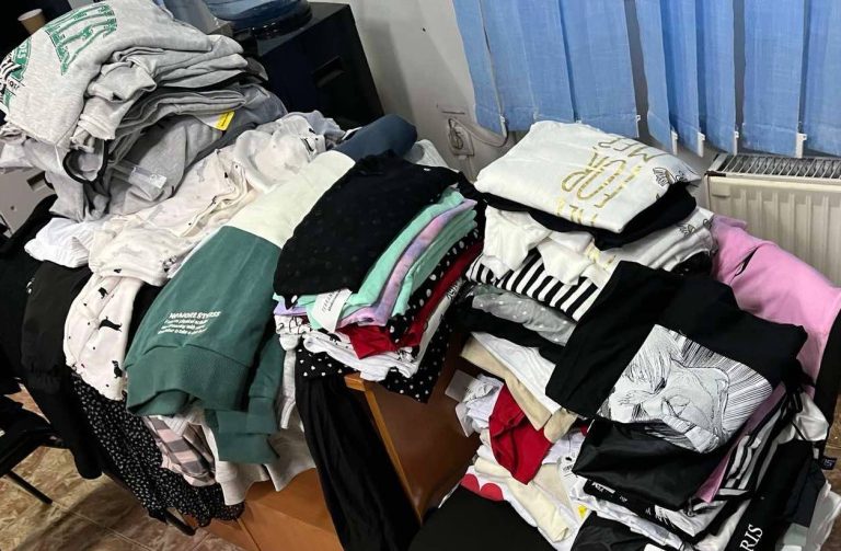 Un lot comercial de haine depistat în bagajele neînsoțite, la vama Costești. Ce riscă șoferul
