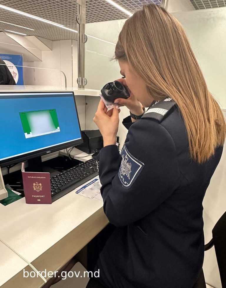Doi călători de 23 și 21 de ani, identificați în flux cu documente falsificate pe Aeroportul Internațional Chișinău