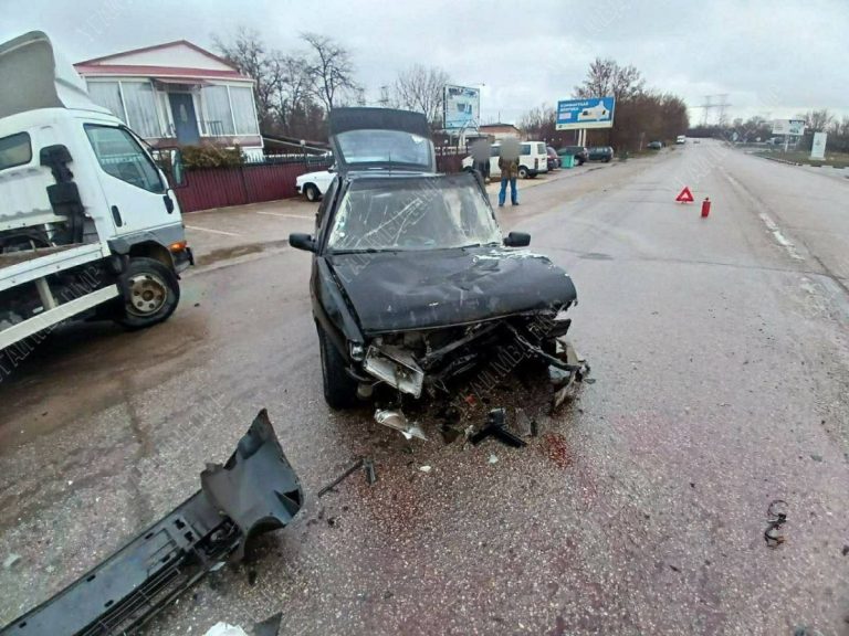 Accident grav la Tiraspol. Un camion s-a ciocnit violent cu un automobil